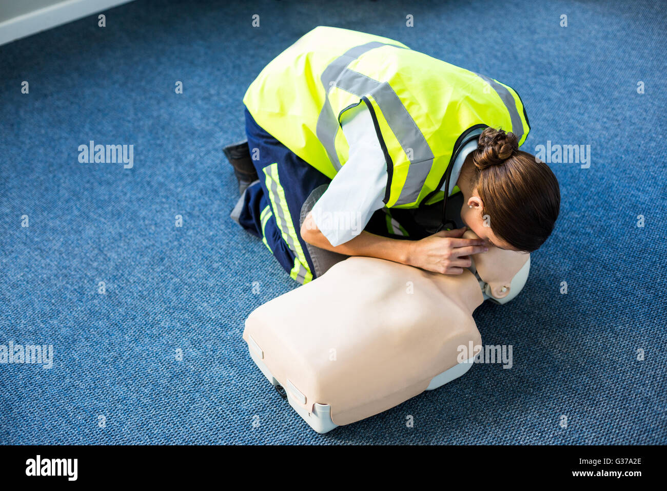 Paramedico durante la bocca a bocca di formazione per la rianimazione Foto Stock