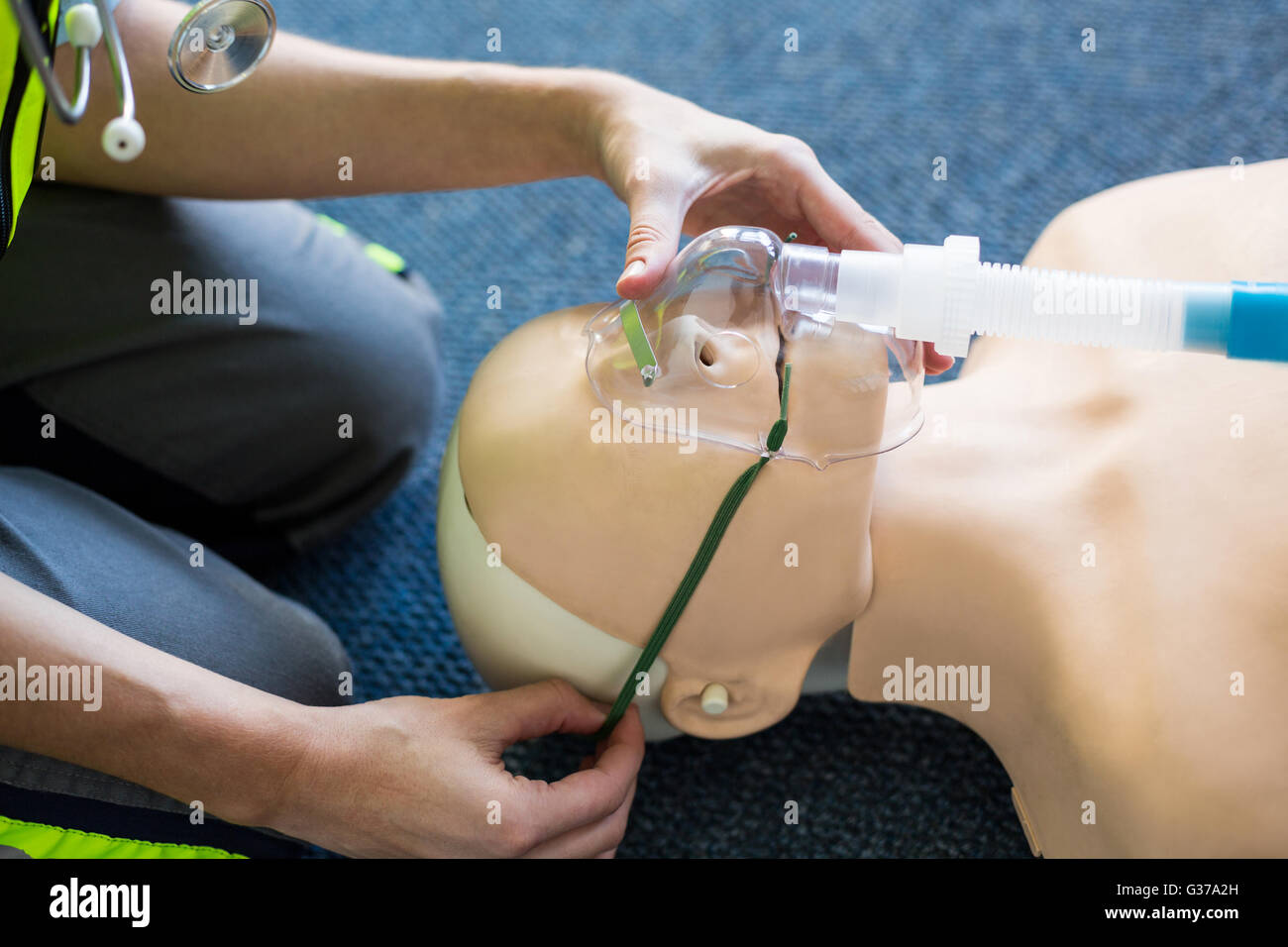 Paramedico femmina durante la rianimazione cardiopolmonare della formazione Foto Stock