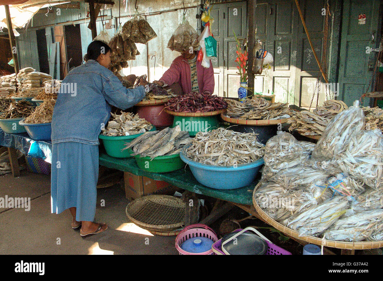 Donna vendita di pesce secco al mercato di Kengtung, Birmania Myanmar Stato Shan Foto Stock