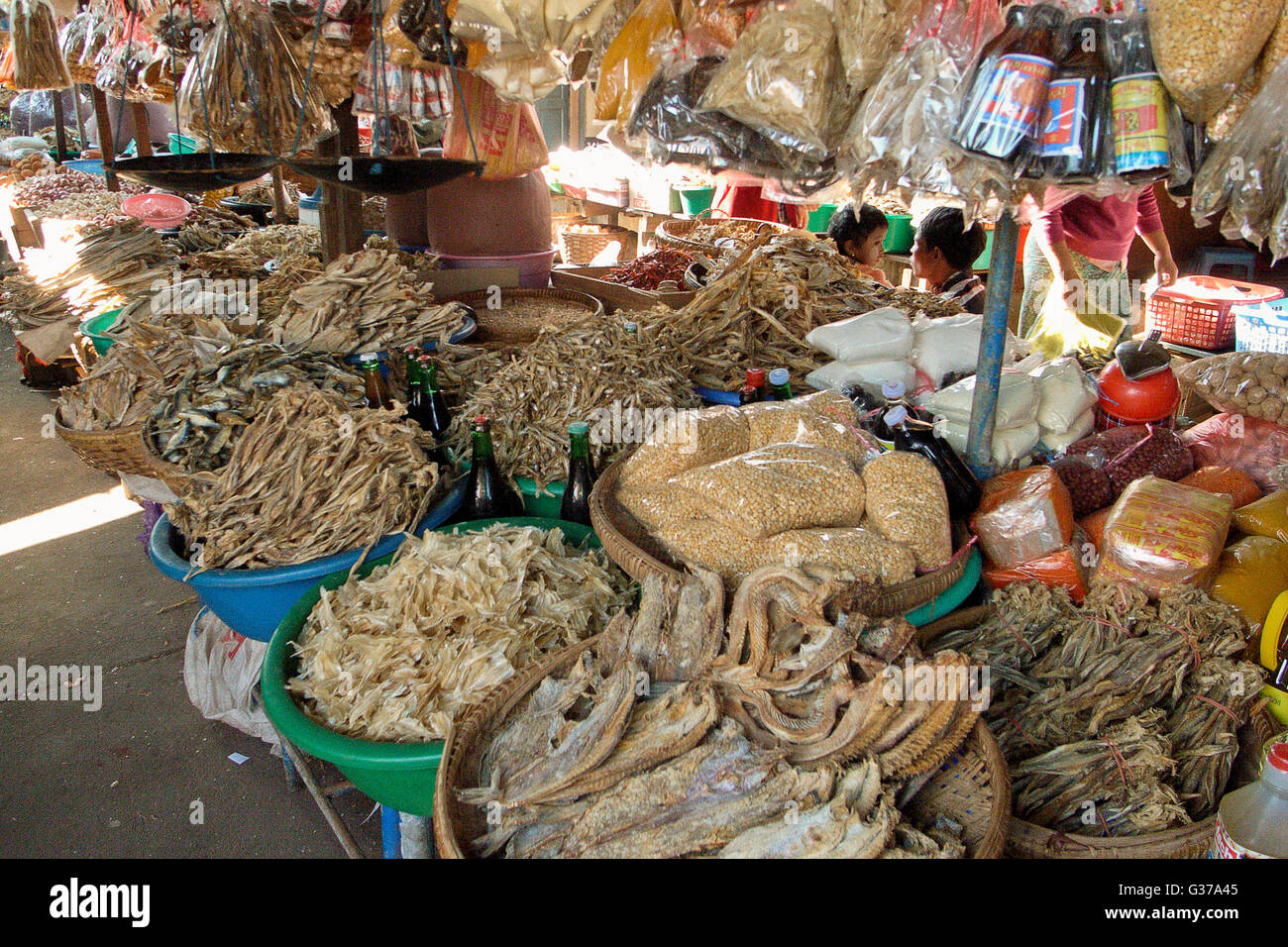 Donna vendita di pesce secco al mercato di Kengtung, Birmania Myanmar Stato Shan Foto Stock