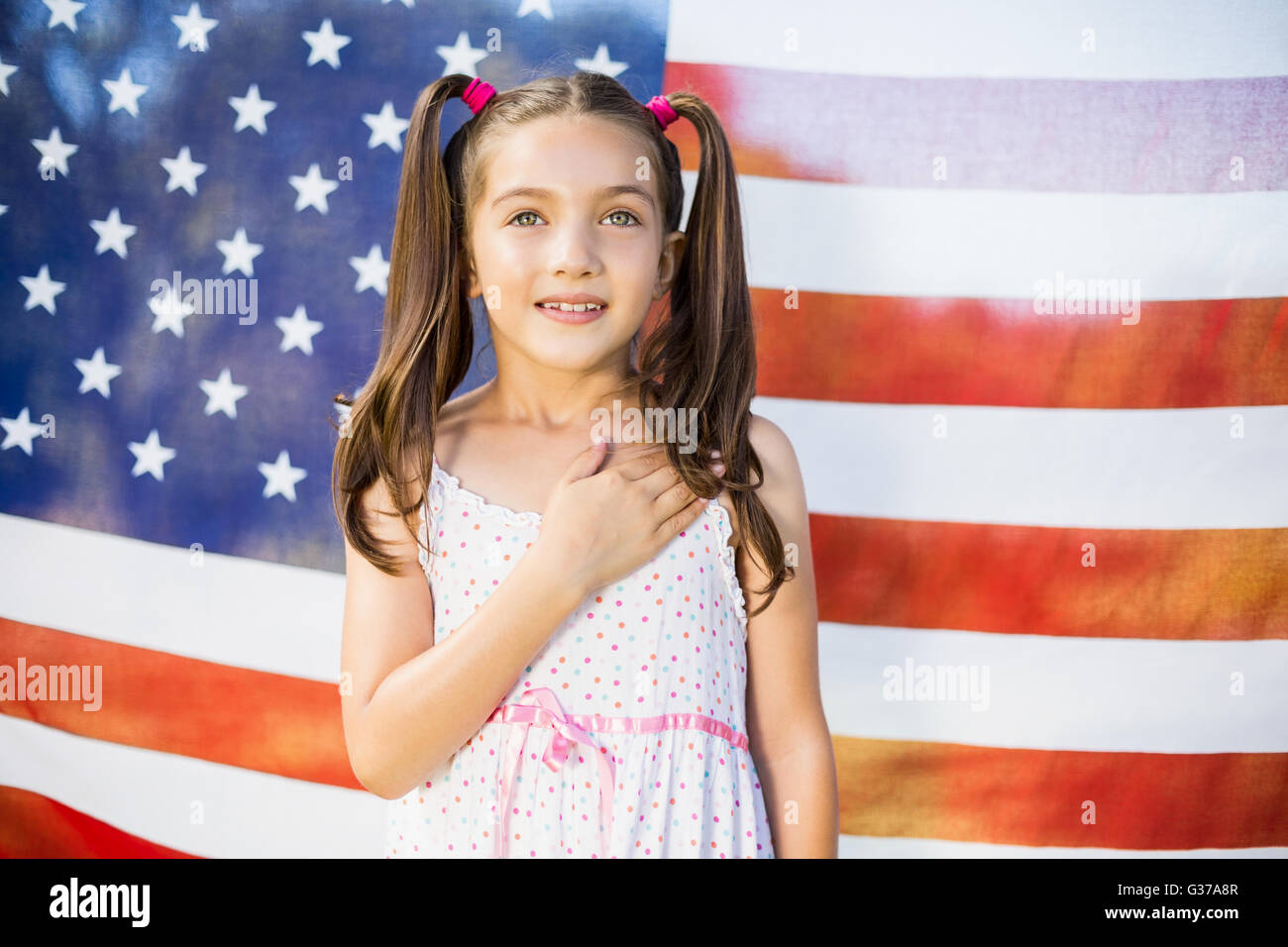 Ragazza giovane nella parte anteriore della bandiera americana Foto Stock