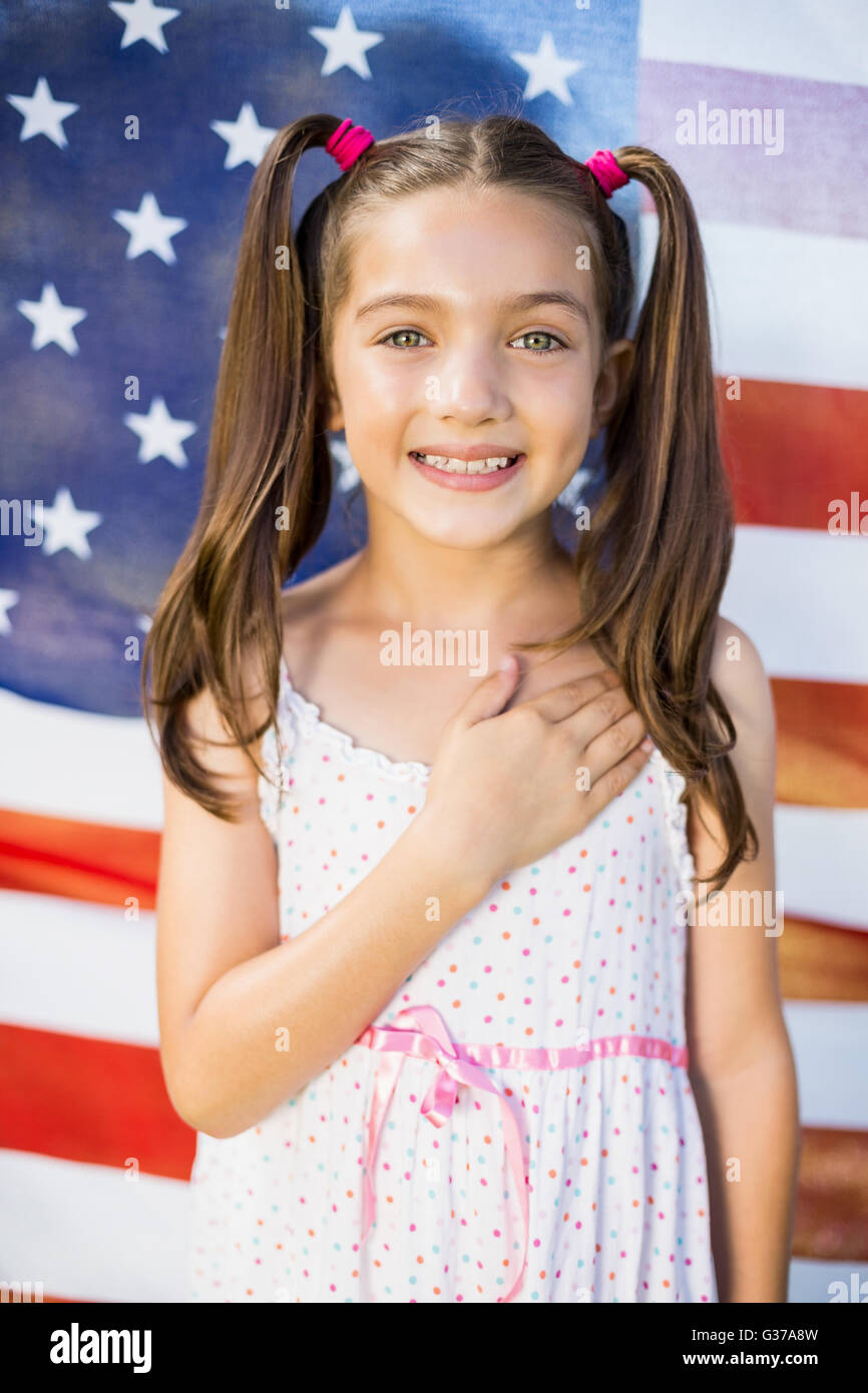 Ragazza giovane nella parte anteriore della bandiera americana Foto Stock