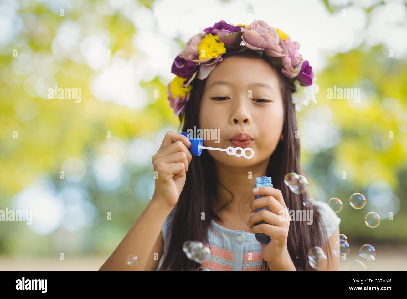 Ragazza bolla di soffiaggio wand Foto Stock