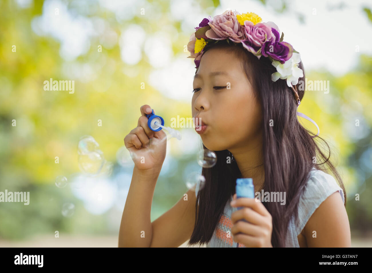 Ragazza bolla di soffiaggio wand Foto Stock