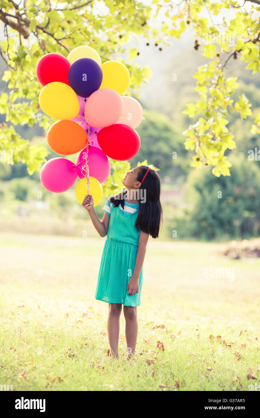 Ragazza con un palloncino in posizione di parcheggio Foto Stock