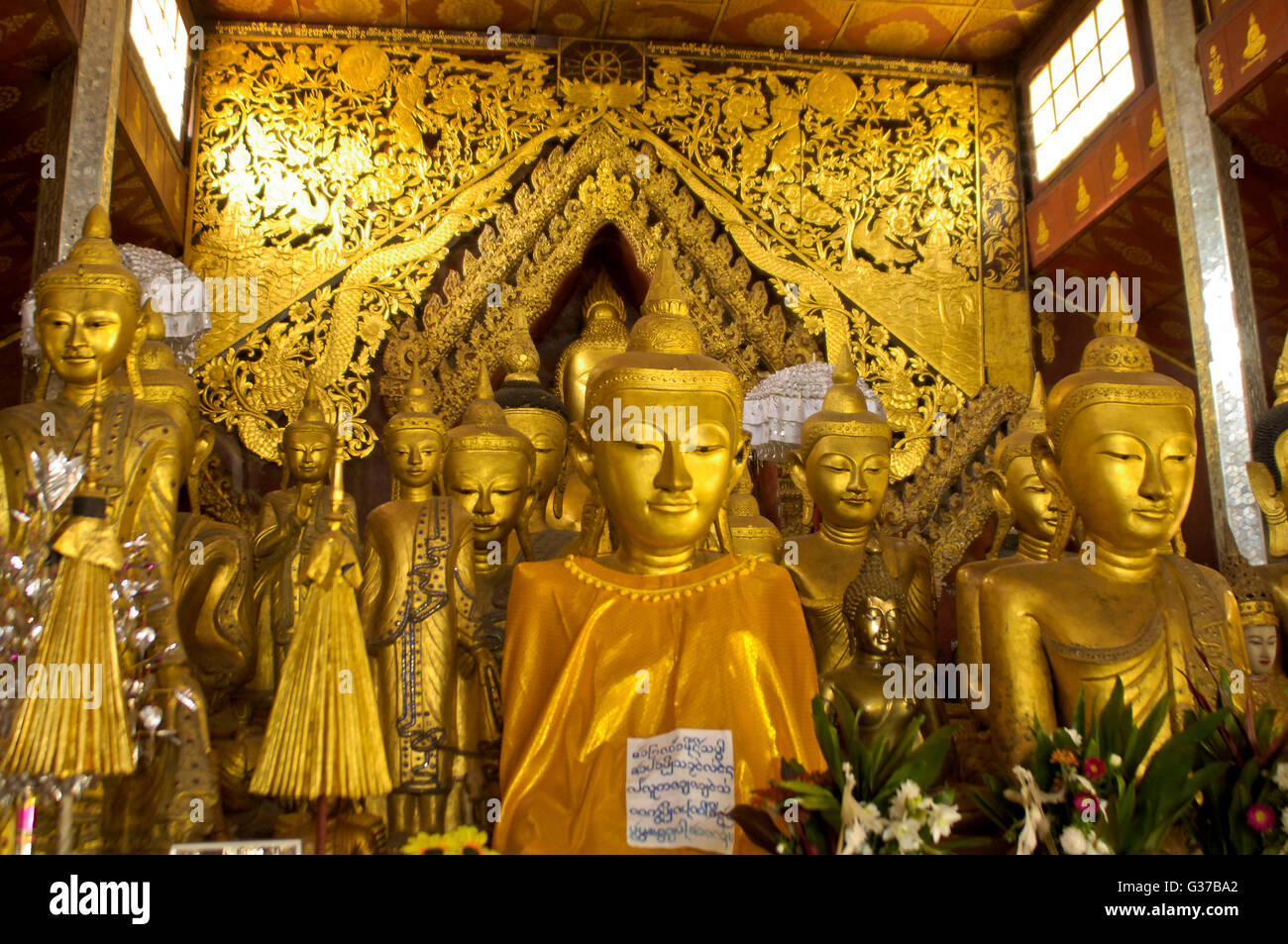 Stupa dorato di Wat Zom Kham / Wat Jom Kham, tempio buddista, Keng Tung / Kengtung, Stato Shan, Myanmar / Birmania Foto Stock