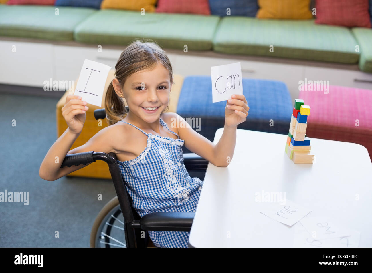 Disabilitato ragazza con cartello che dice che posso in libreria Foto Stock