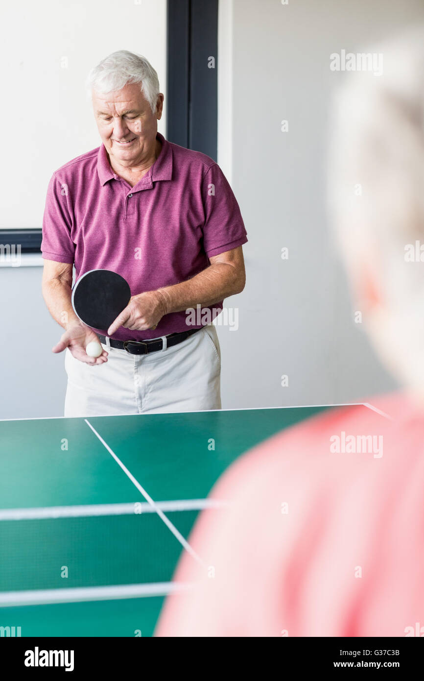 Seniors giocando a ping-pong Foto Stock