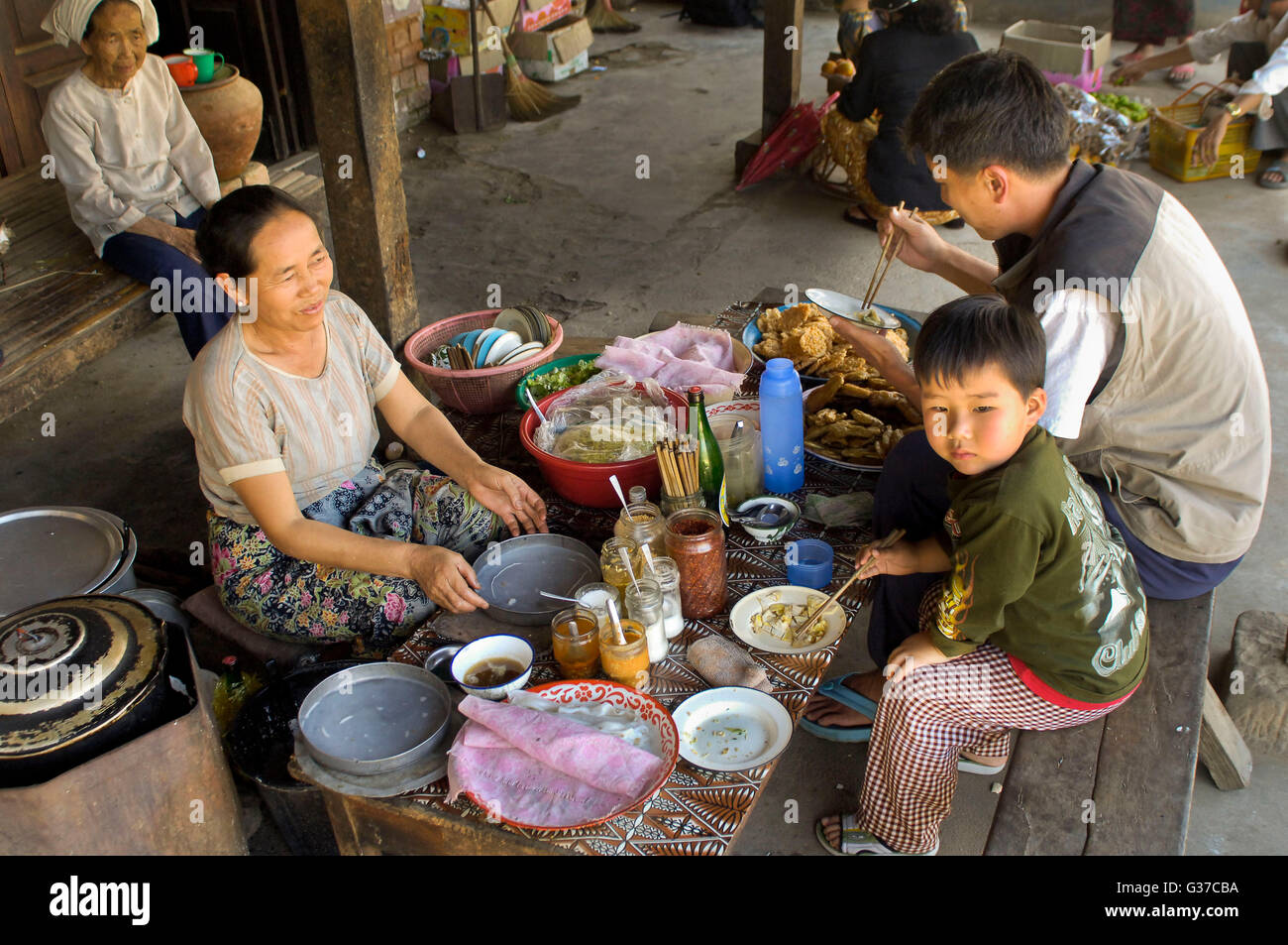 Asia, Myanmar, stato shan Birmania, Kengtung, sulla strada in uscita da Kengtung un ristorante per i viaggiatori Foto Stock