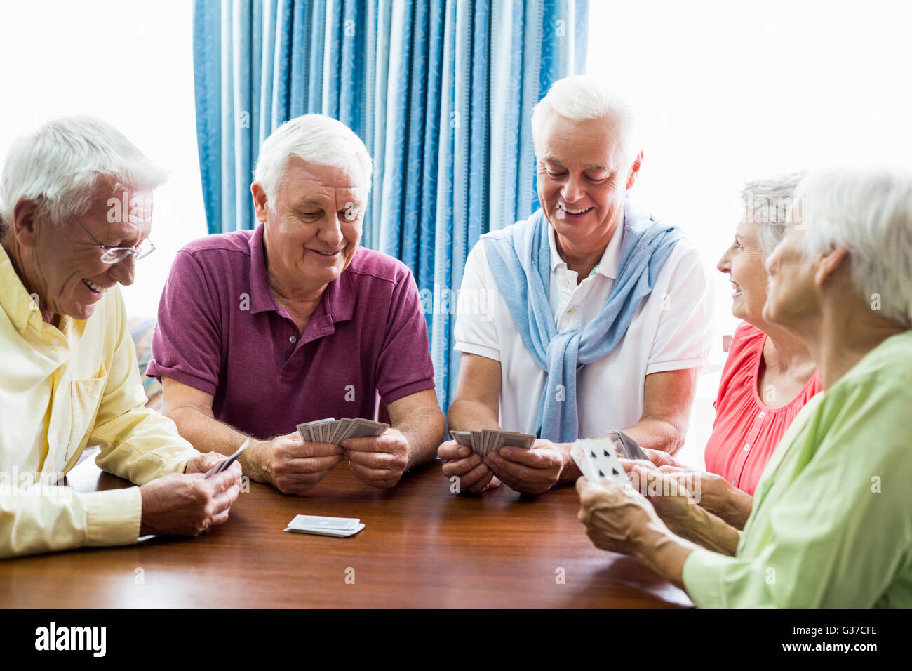 Gli anziani a giocare a carte insieme Foto Stock