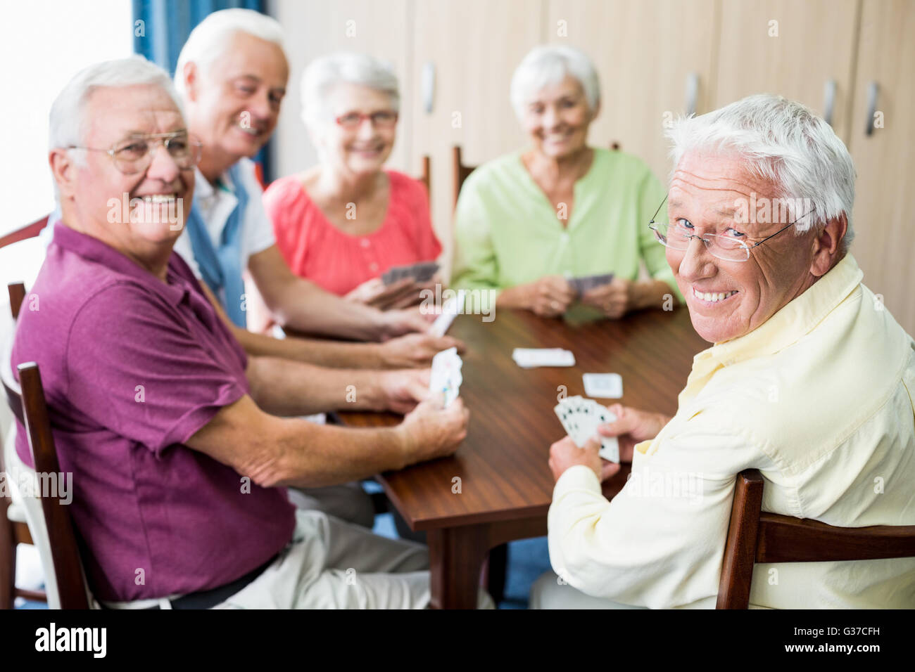 Gli anziani a giocare a carte insieme Foto Stock