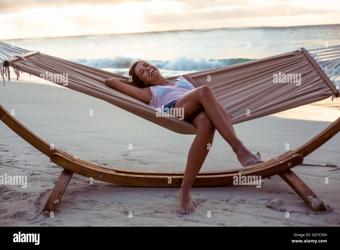 Donna relax su una amaca Foto Stock