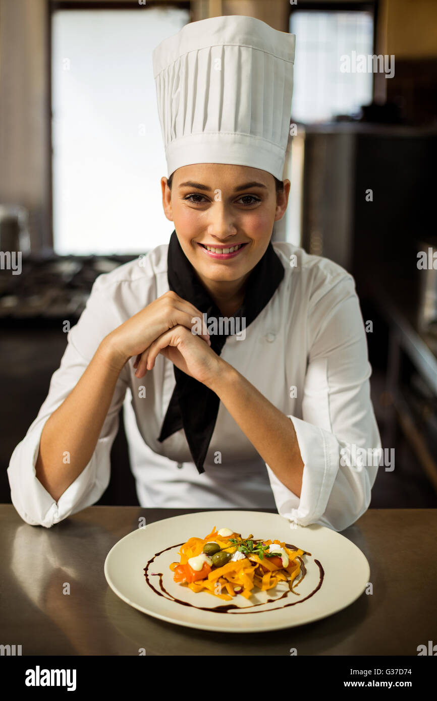 Felice capo chef presentando il suo cibo Foto Stock