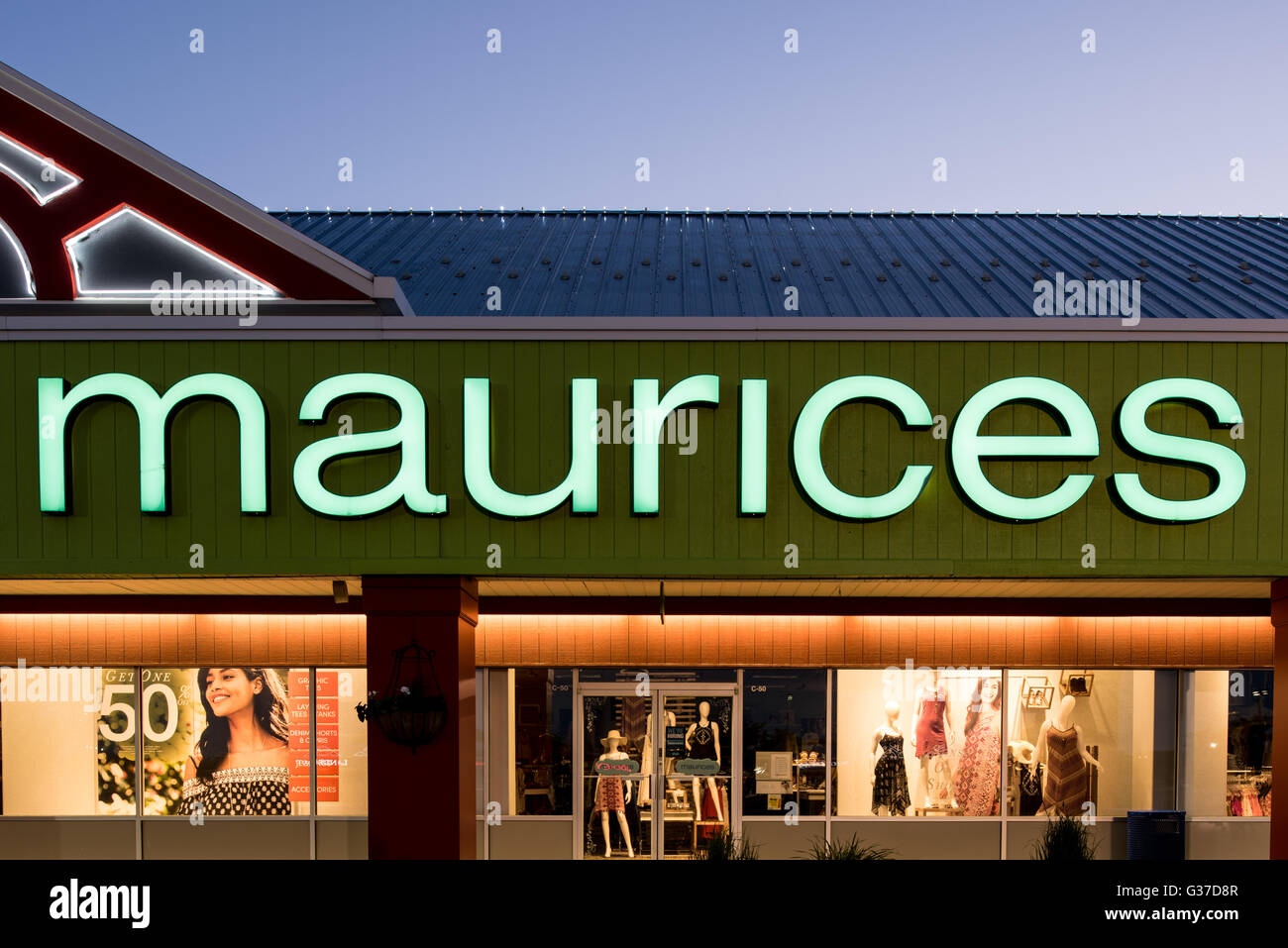 Oshkosh, WI - 5 Giugno 2016: Maurices store segno illuminata di notte Foto Stock