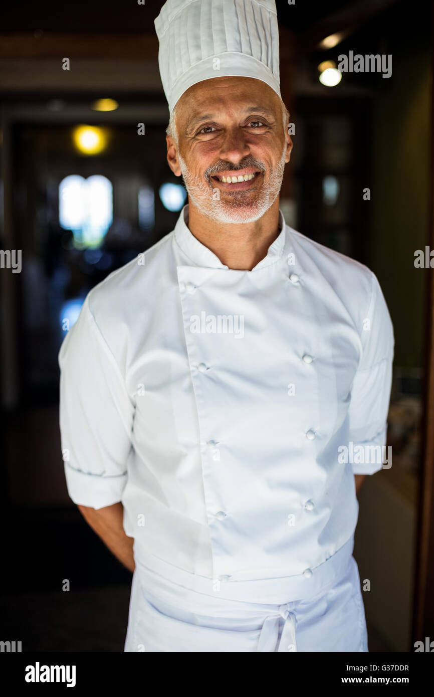 Ritratto di chef in piedi con le mani dietro la schiena Foto Stock