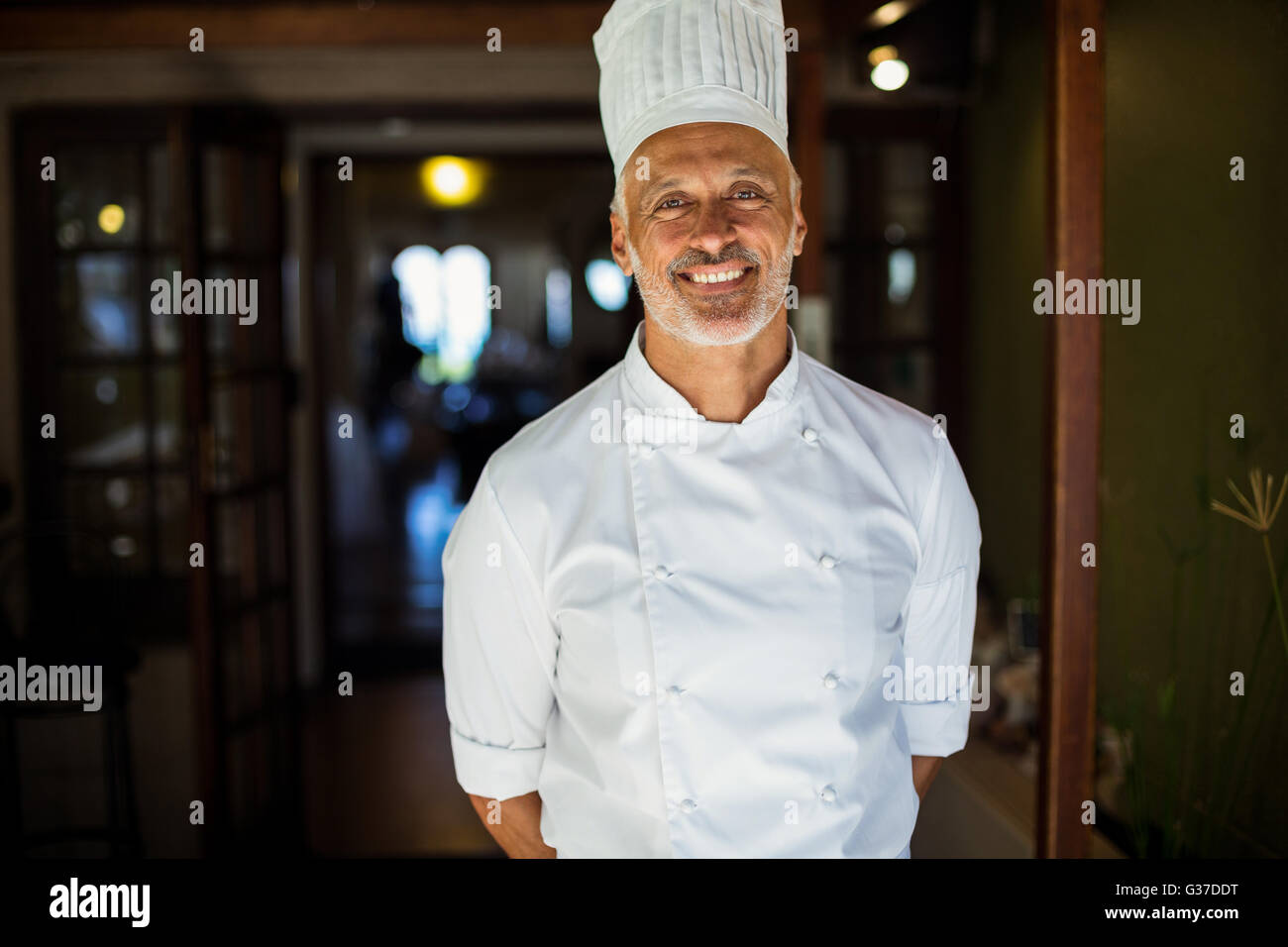 Ritratto di chef in piedi con le mani dietro la schiena Foto Stock