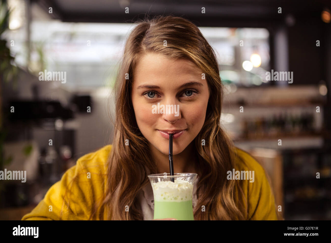 Donna informale di bere un cocktail Foto Stock