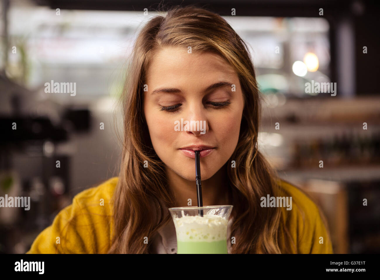 Donna informale di bere un cocktail Foto Stock