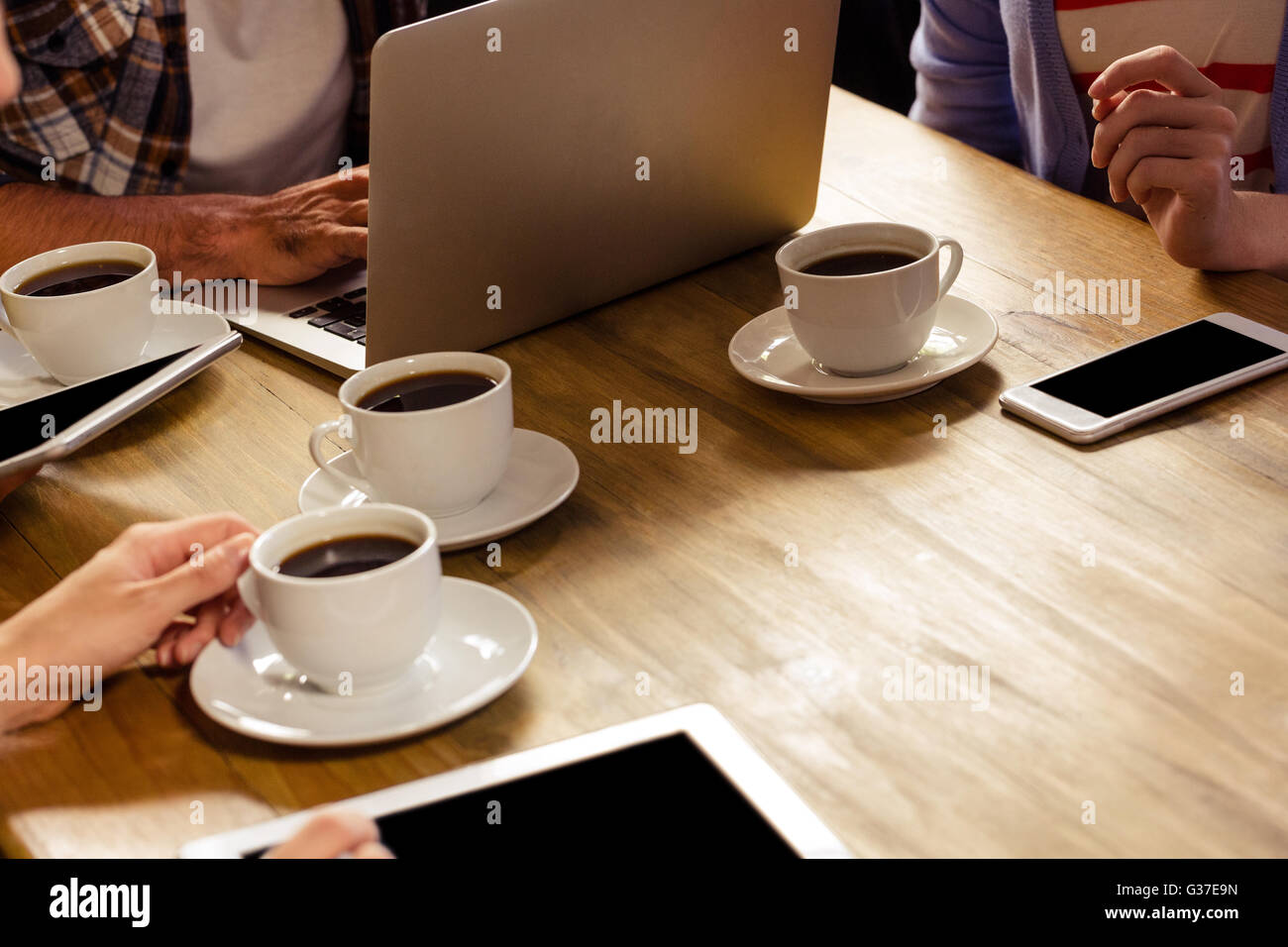 Focus su laptop con caffè Foto Stock
