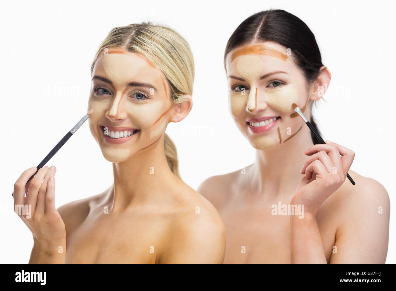 Le donne facendo la contornazione sul suo viso Foto Stock