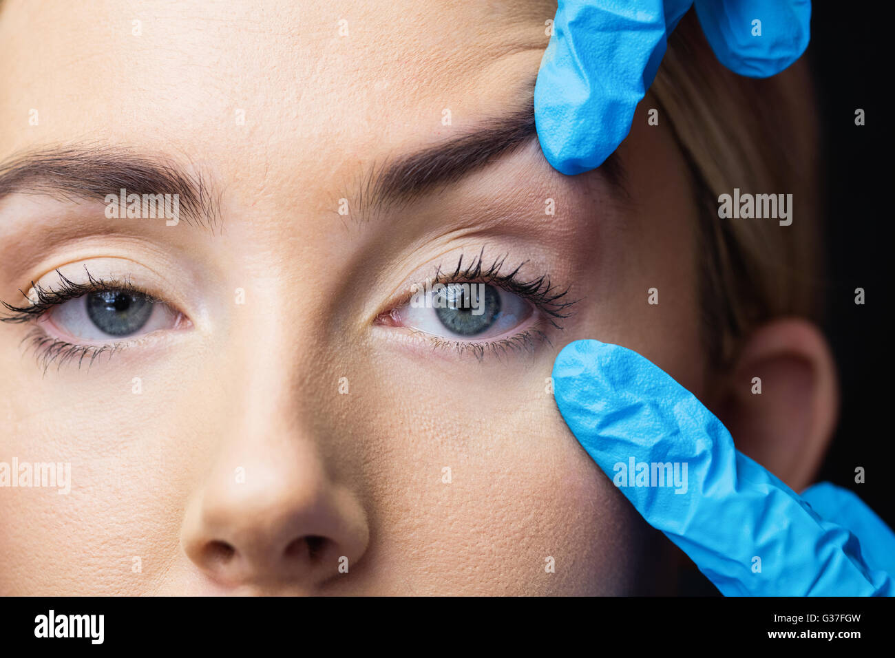 La donna ha un esame della sua pelle prima iniezione di Botox Foto Stock