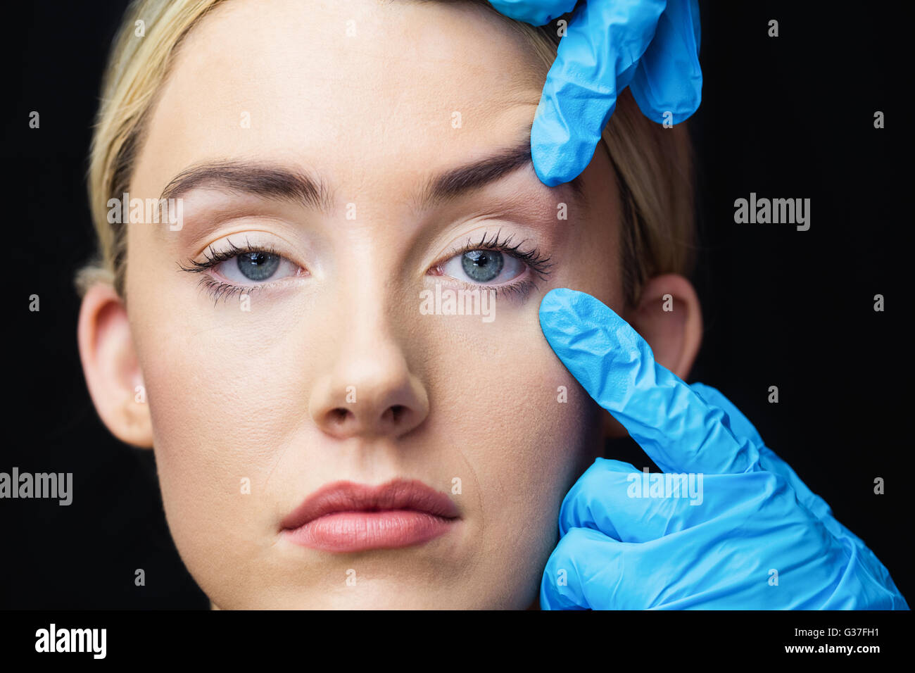 La donna ha un esame della sua pelle prima iniezione di Botox Foto Stock