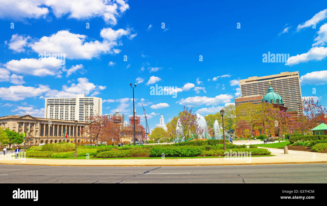 Basilica Cattedrale dei Santi Pietro e Paolo di Philadelphia, in Pennsylvania, Stati Uniti d'America. Logan Square con Swann Memorial fontana sulla sinistra. I turisti in strada. Foto Stock