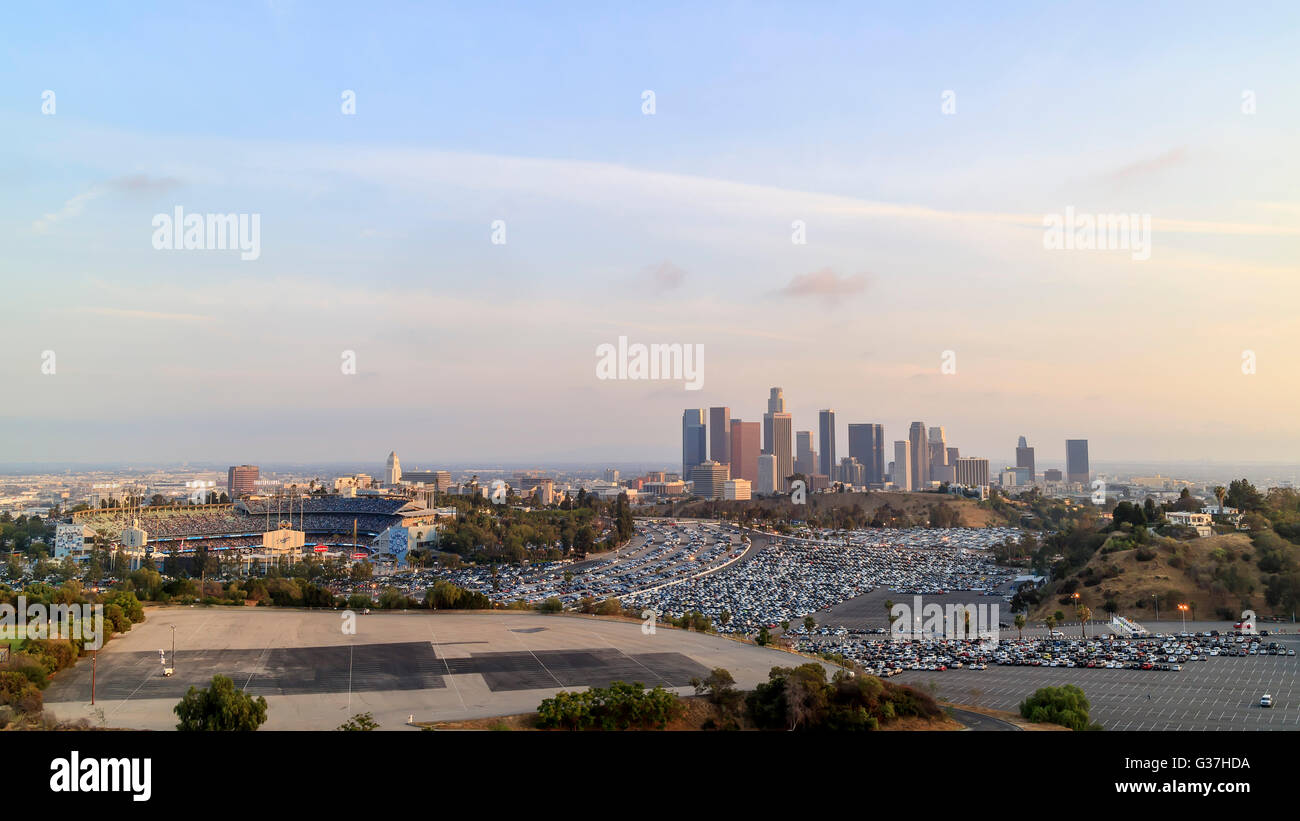 Maggio 25, Los Angeles: Dodger Stadium e L.A. Towndown con red sky maggio 25, 2015 a Los Angeles Foto Stock