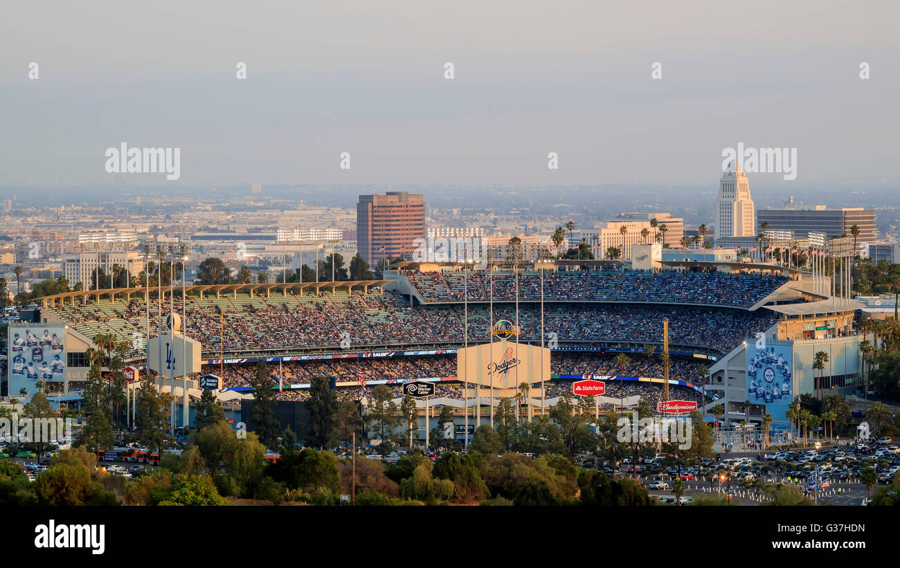 Maggio 25, Los Angeles: Dodger Stadium e L.A. Towndown con red sky maggio 25, 2015 a Los Angeles Foto Stock