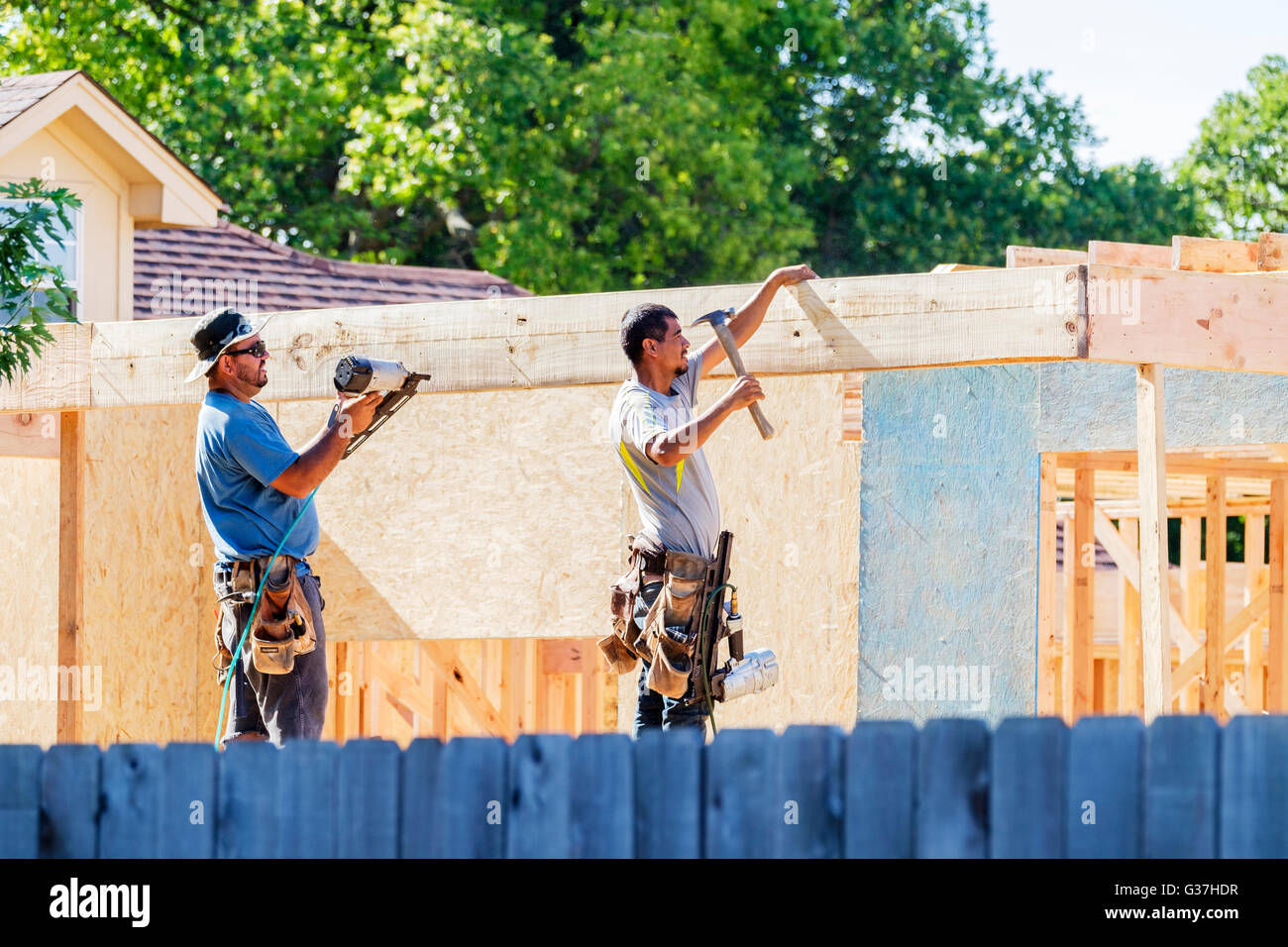 Due ispanici uomini al lavoro sulla nuova costruzione nella città di Oklahoma, Oklahoma, Stati Uniti d'America. Foto Stock