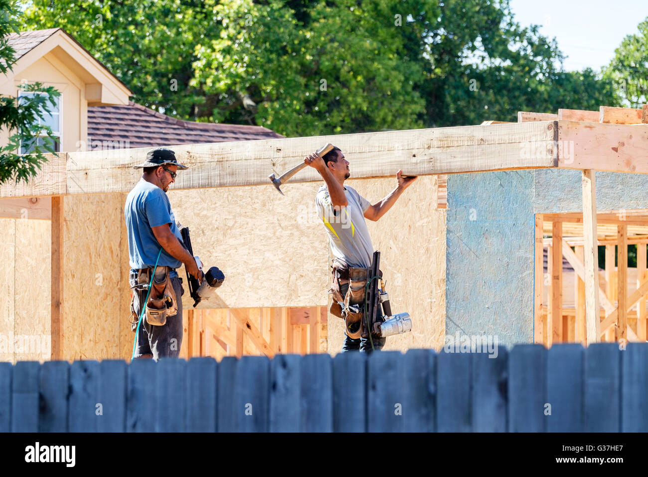 Due ispanici uomini al lavoro sulla nuova costruzione nella città di Oklahoma, Oklahoma, Stati Uniti d'America. Foto Stock