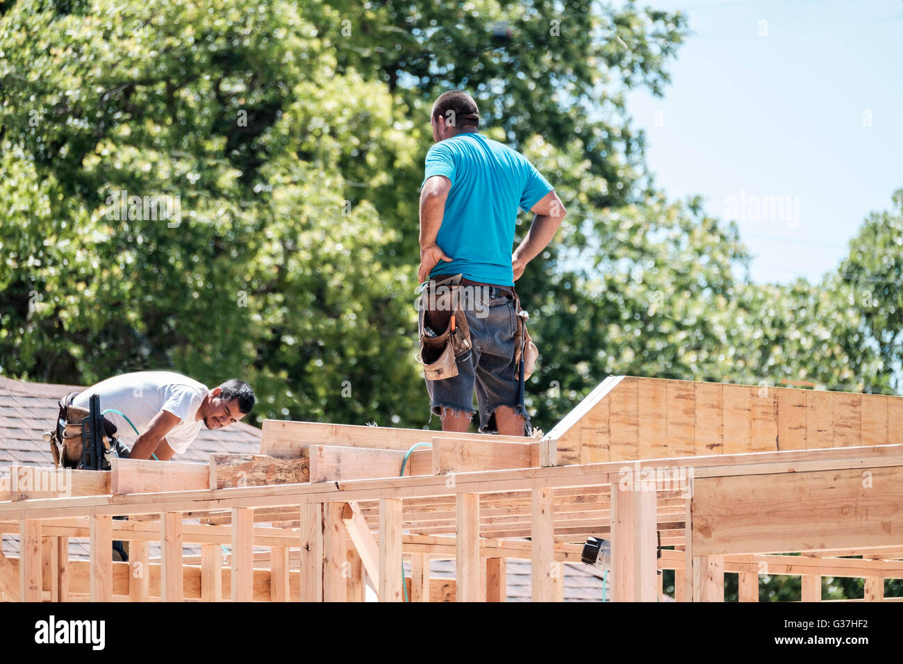 Due ispanici uomini al lavoro per elaborare una nuova casa nella città di Oklahoma, Oklahoma, Stati Uniti d'America. Foto Stock