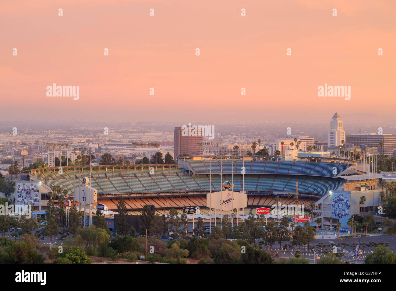 Giu 28, Los Angeles: Dodger Stadium e L.A. Towndown con red sky a giugno 28, 2015 a Los Angeles Foto Stock