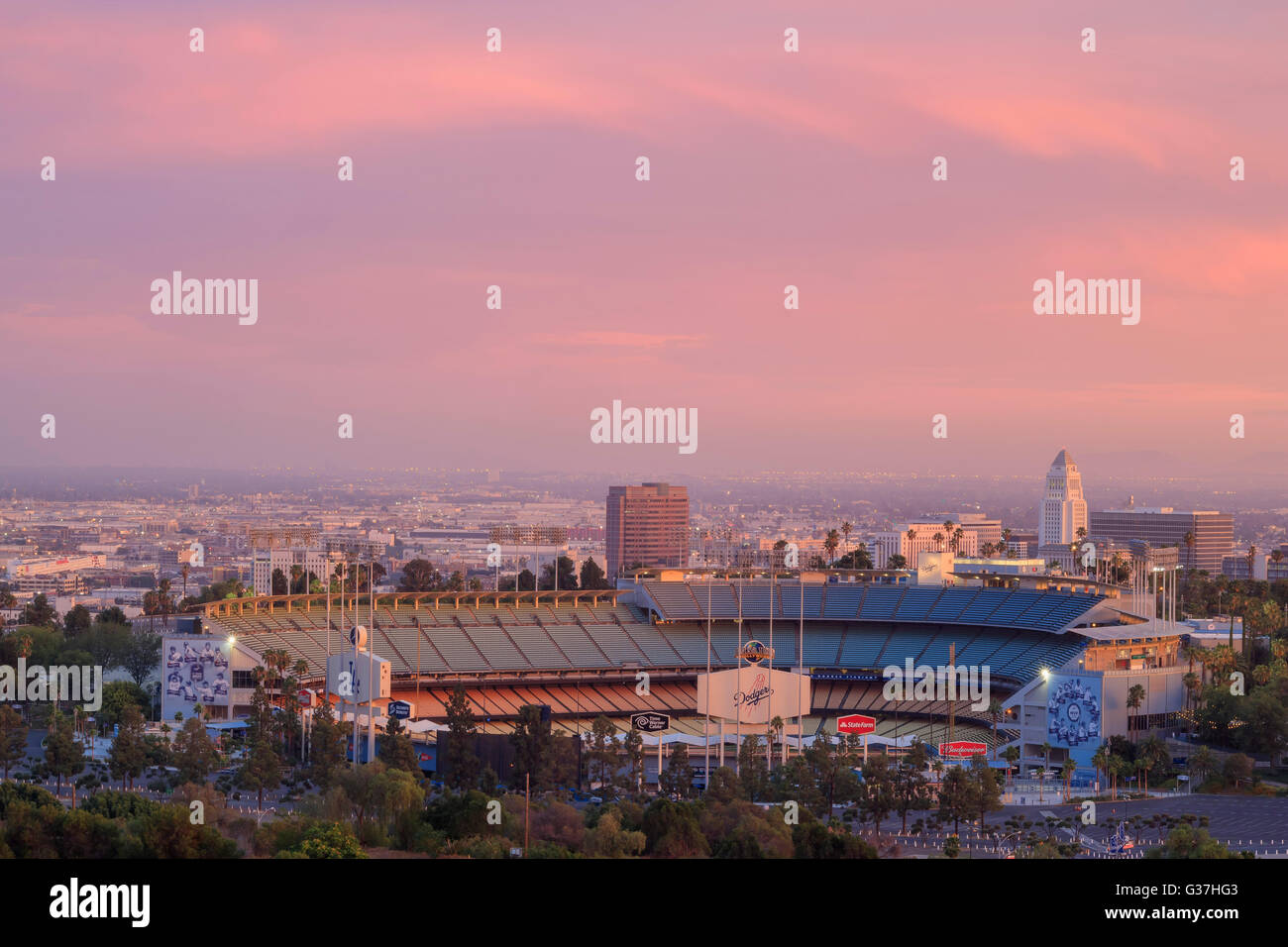 Giu 28, Los Angeles: Dodger Stadium e L.A. Towndown con red sky a giugno 28, 2015 a Los Angeles Foto Stock
