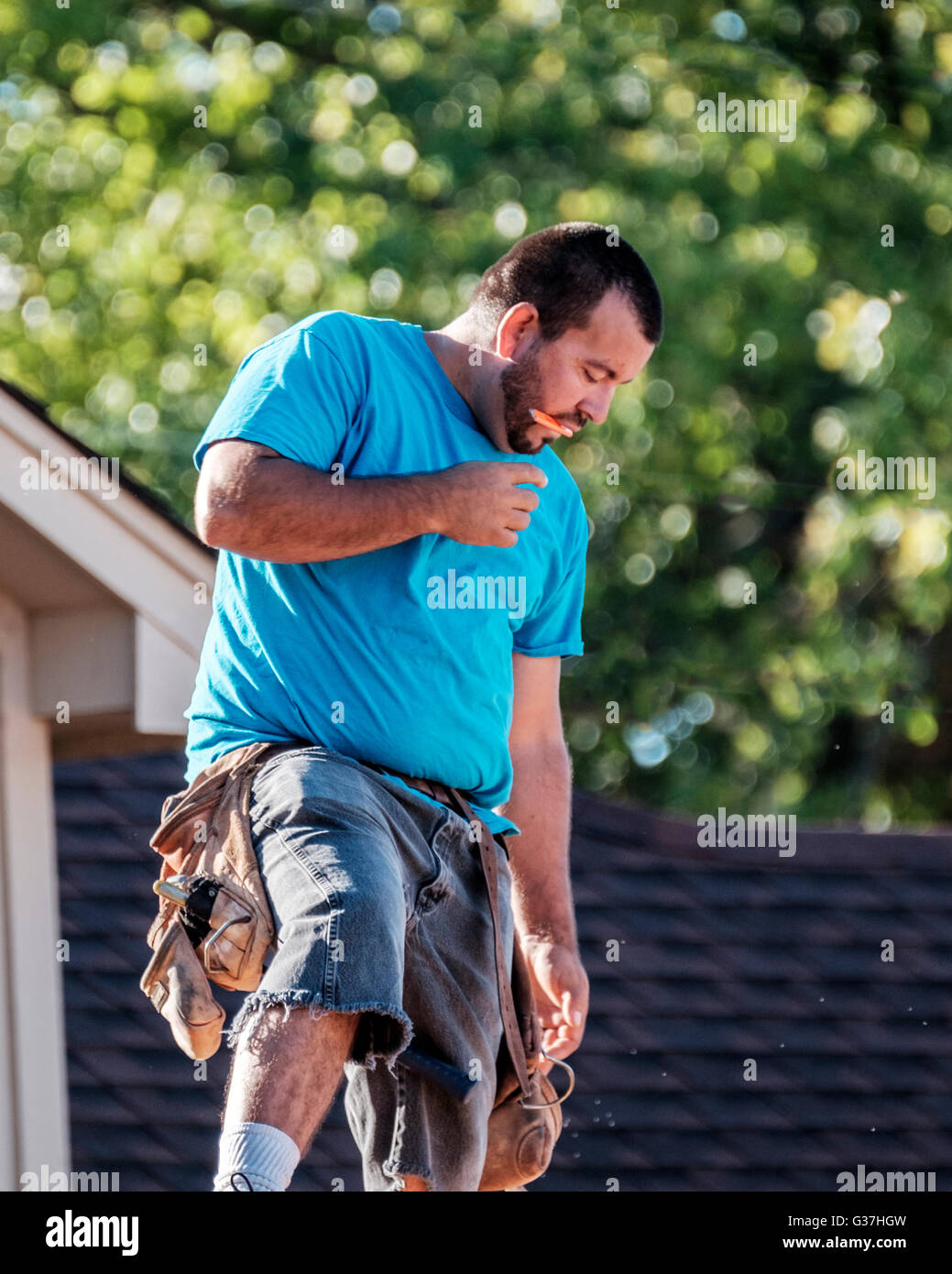 Uomo ispanico che lavora su una nuova costruzione negli Stati Uniti. Foto Stock