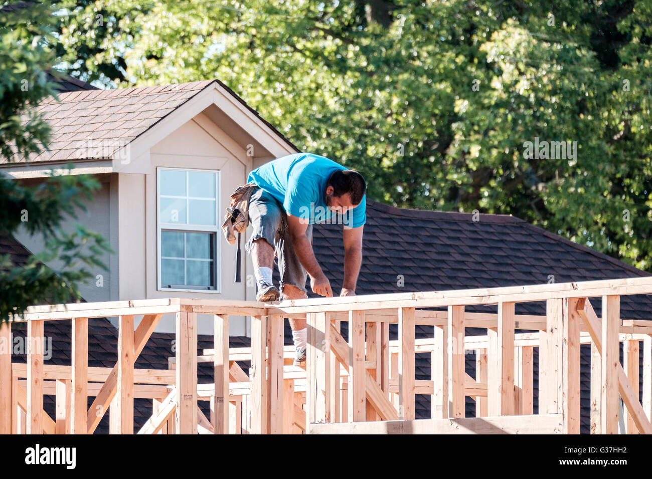 Un uomo ispanico sul lavoro e la definizione di nuova costruzione nella città di Oklahoma, Oklahoma, Stati Uniti d'America. Foto Stock