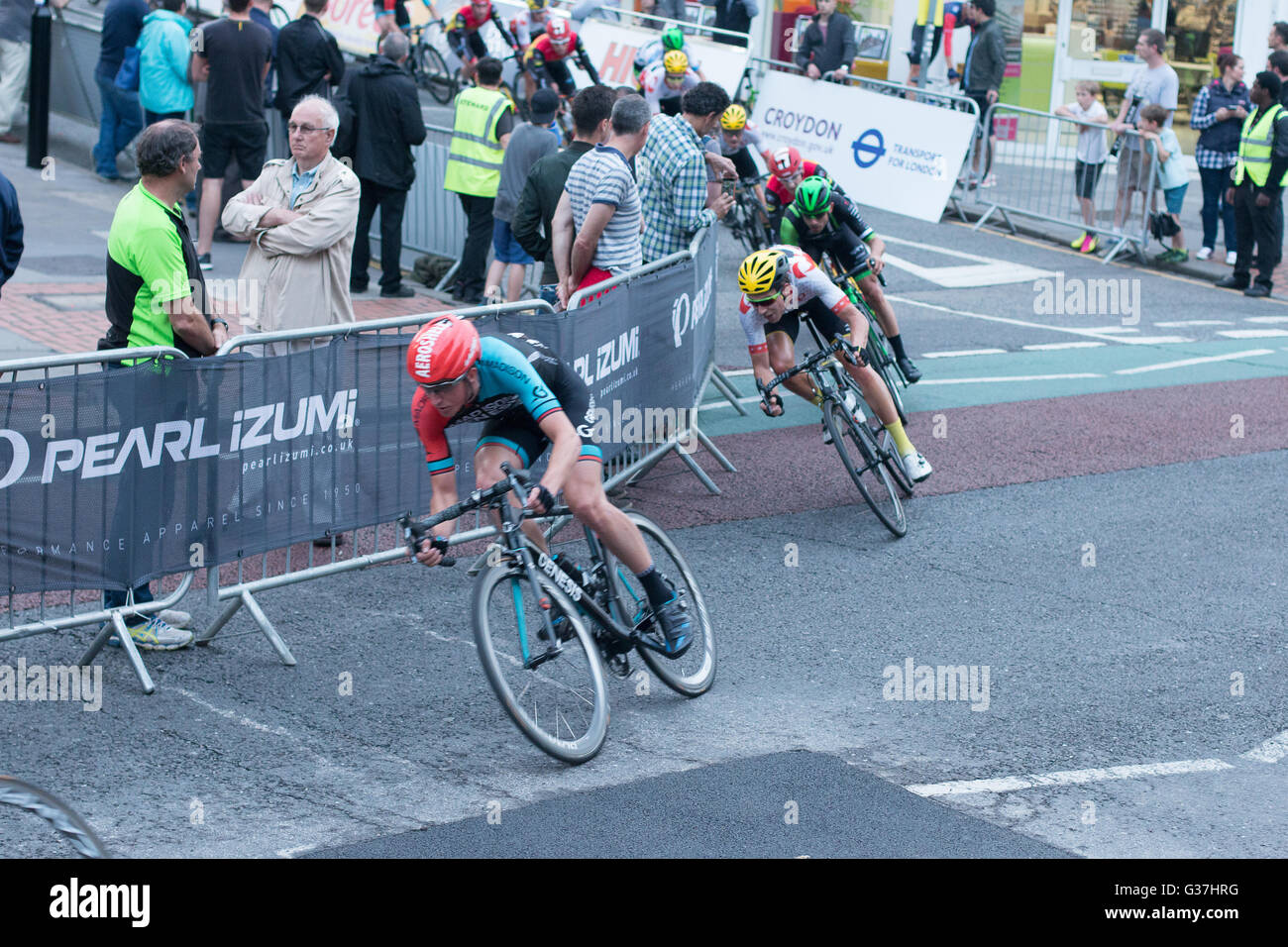 Cycling Team Madisno Genesi pilota proveniente fuori dell'angolo nella parte anteriore sulla Jon stampo di JLT Condor cicli e il gruppo a Croydon Foto Stock