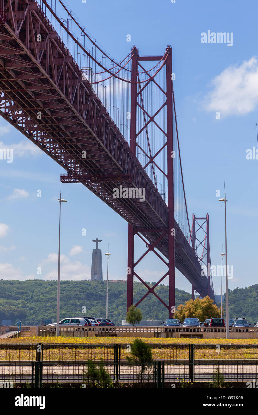Il ponte 25 aprile sul fiume Tago in città europea Lisboa Foto Stock