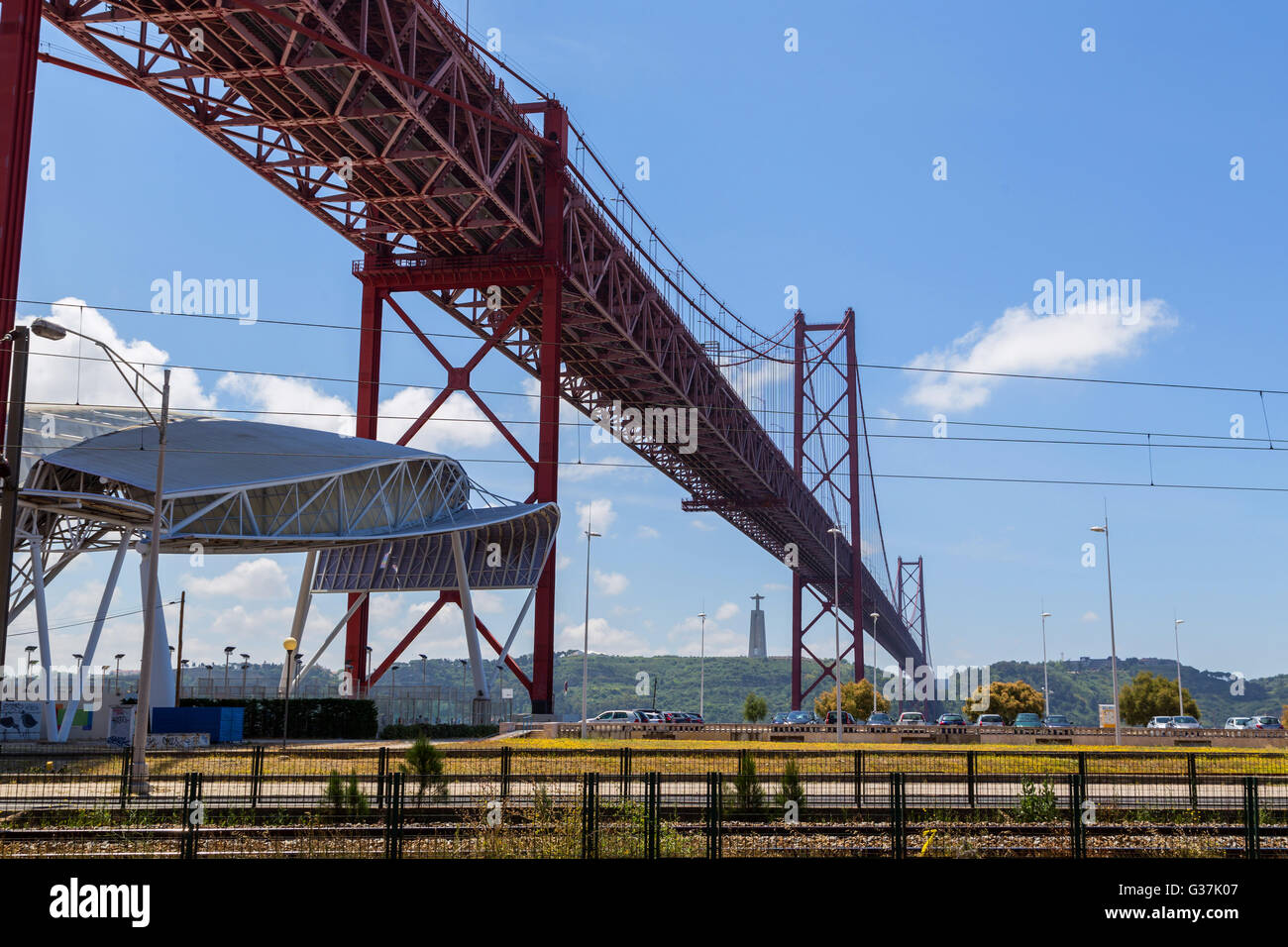 Il ponte 25 aprile sul fiume Tago in città europea Lisboa Foto Stock