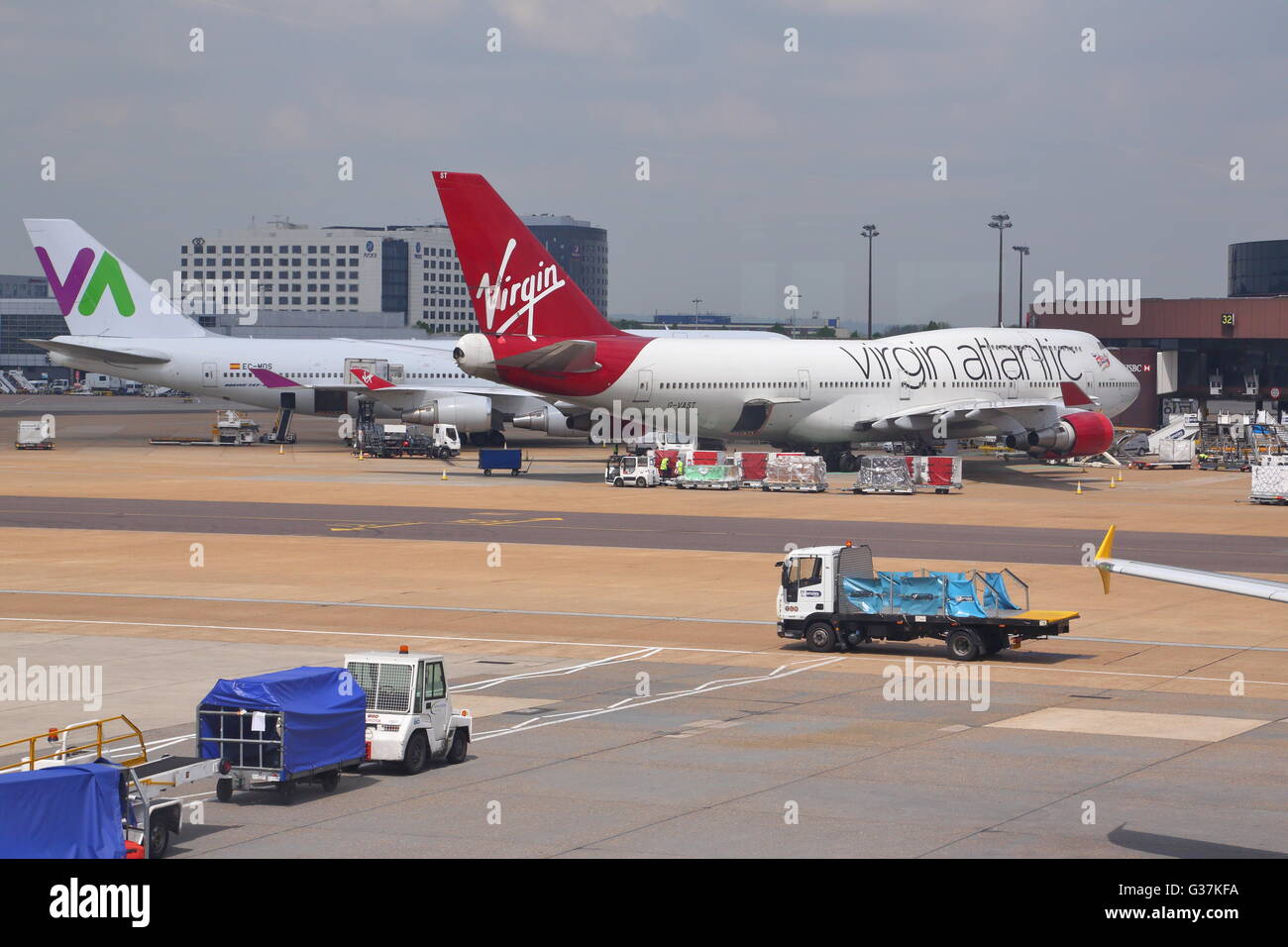 Virgin Atlantic Boeing B747-41R G-Vasto al gate presso l'aeroporto di Funchal, Madeira, Portogallo Foto Stock
