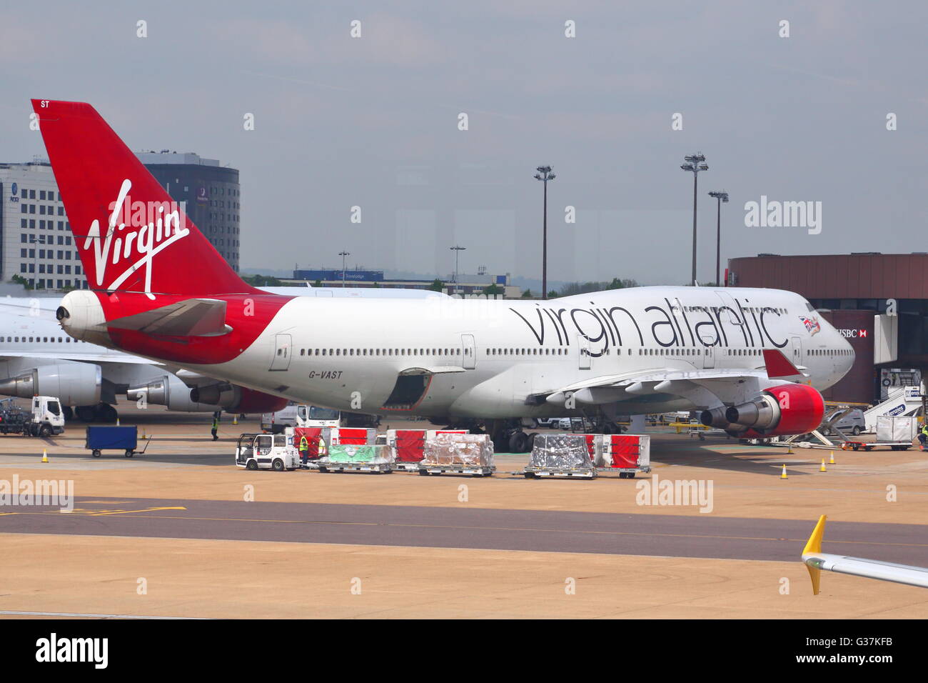 Virgin Atlantic Boeing B747-41R G-Vasto al gate presso l'aeroporto di Funchal, Madeira, Portogallo Foto Stock