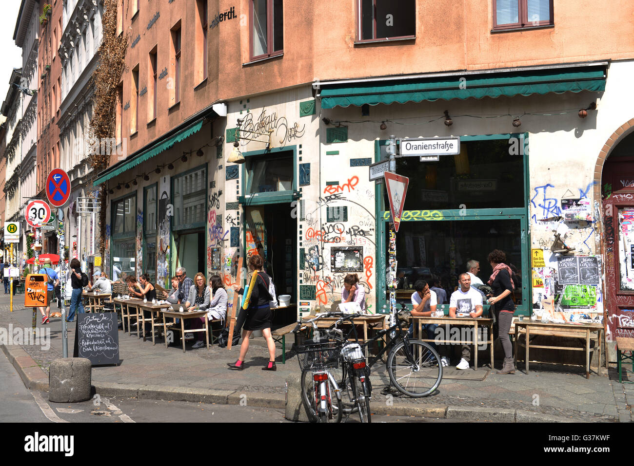 Strassencafe, Bateau Ivre, Oranienstrasse, Kreuzberg di Berlino, Deutschland Foto Stock