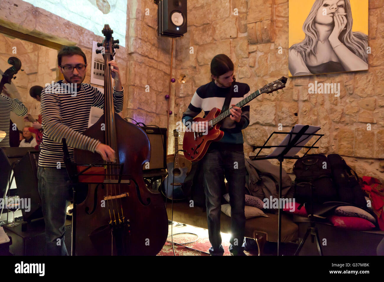 Una band dal vivo in un tipico bar di La Valletta a Malta. Foto Stock