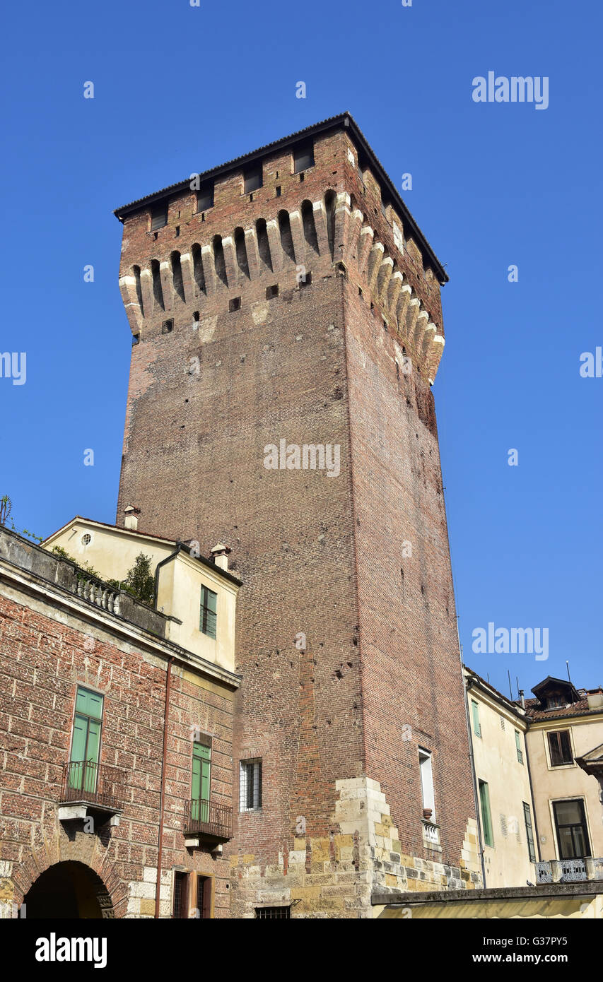 Un imponente torre medievale su Vicenza cancello principale, l'ultima parte superstite di un antico castello Foto Stock