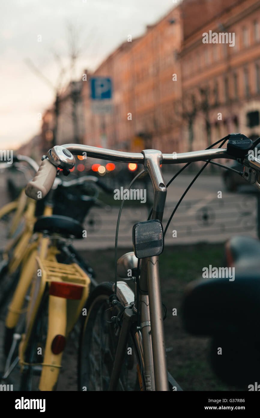 La moto si erge su una strada di città Foto Stock