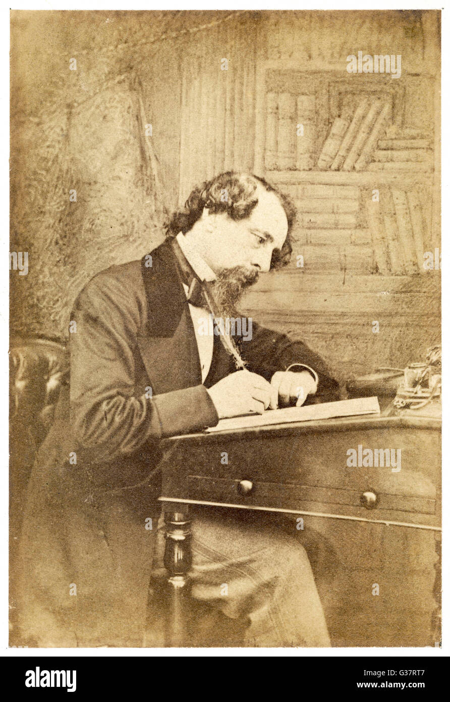 CHARLES DICKENS scrittore inglese, alla sua scrivania, circa 1860 Data: 1812 - 1870 Foto Stock