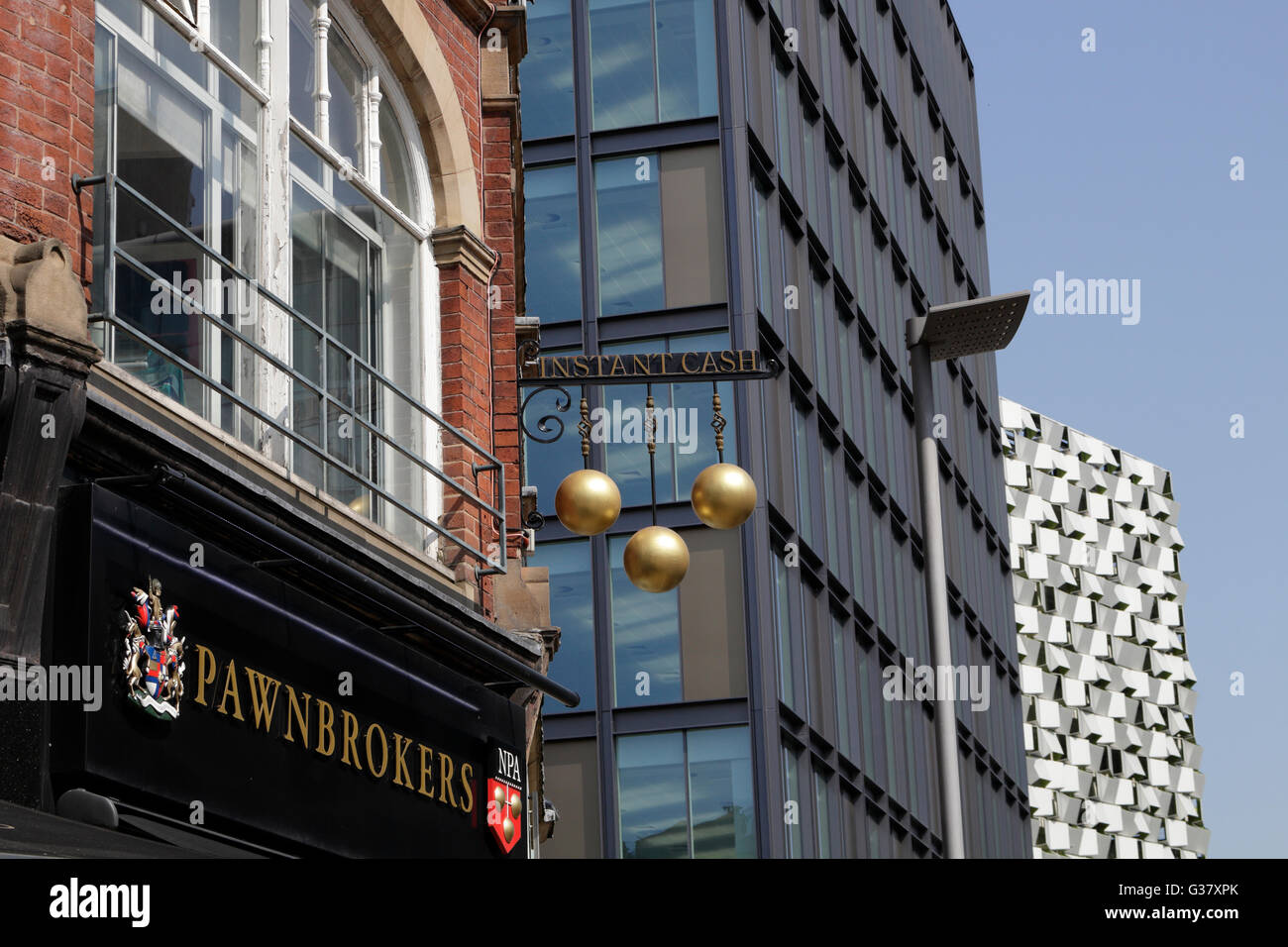Pawnbroker segno con edifici alti come sfondo Foto Stock