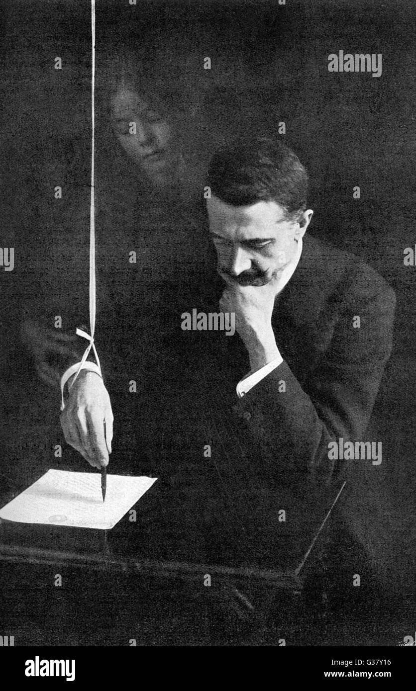 Il mago britannico William S. Marriott simula "scrittura automatica', ispirato da un fantasma della guida. Data: 1910 Foto Stock
