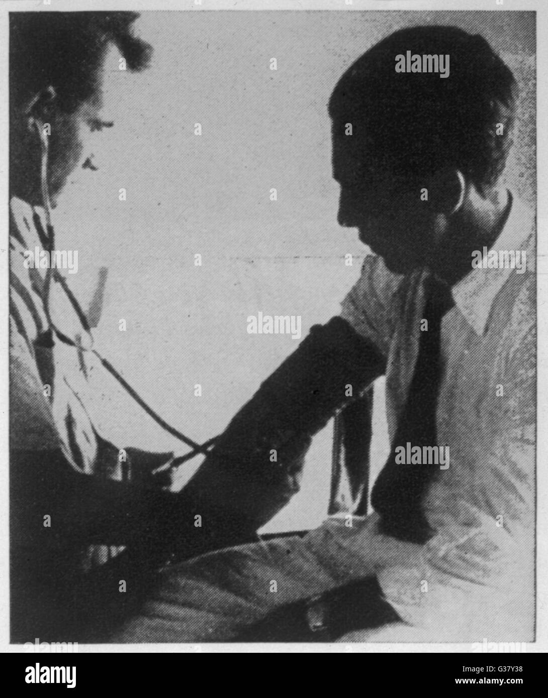 L'agricoltore brasiliano Antonio Villas Boas, rapiti durante il lavoro di notte, è dato a una visita medica da parte di ricercatori. Data: 1957 Foto Stock