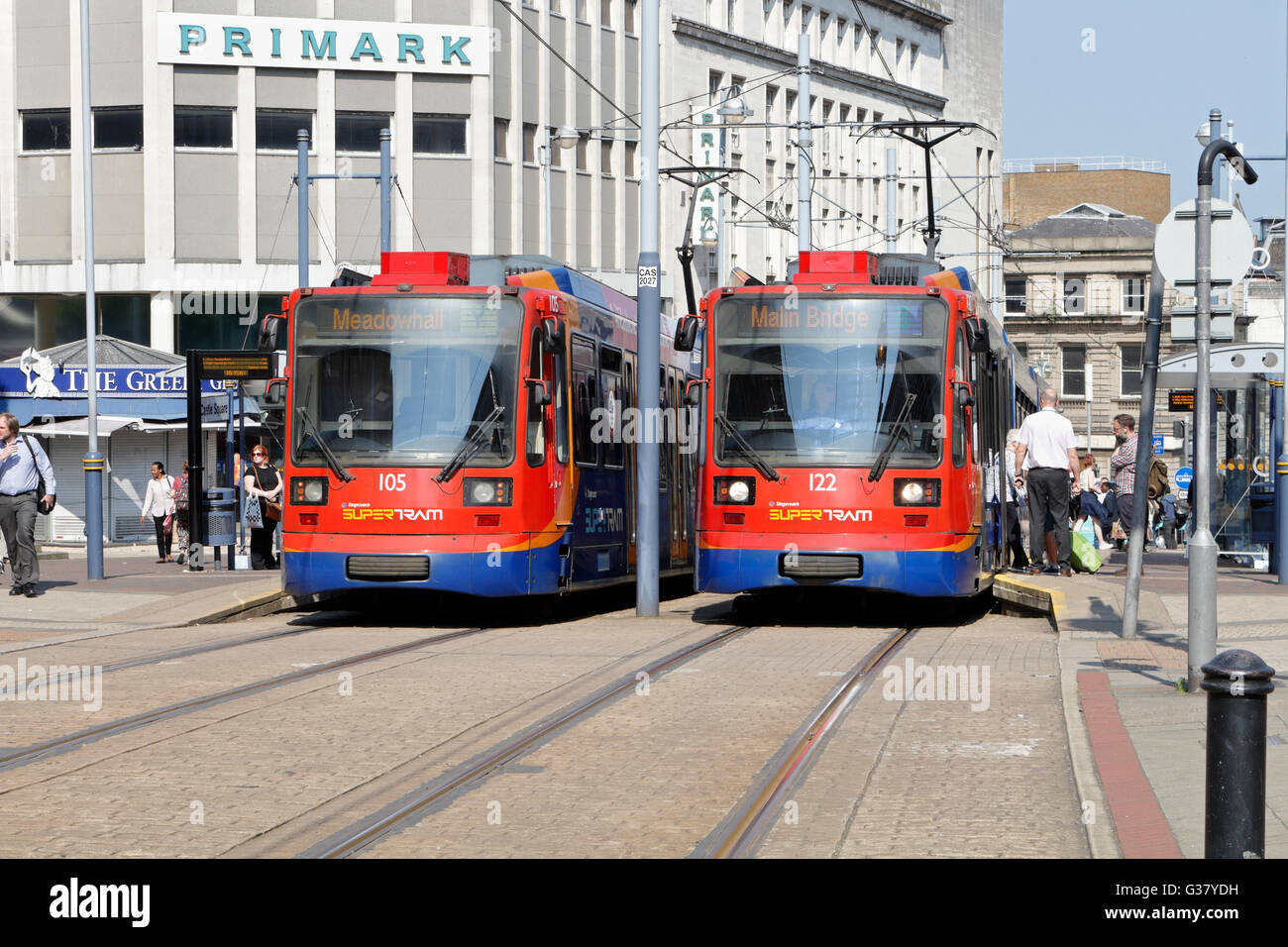Supertram del centro di Sheffield, trasporti urbani, Inghilterra, rete ferroviaria leggera del Regno Unito, trasporti pubblici Foto Stock